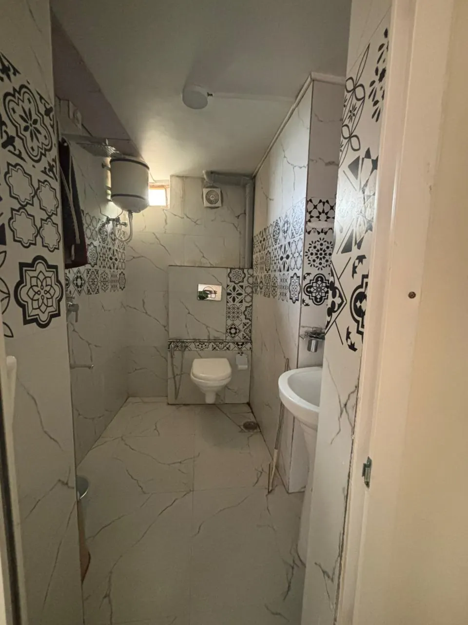 Dormitory bathroom with patterned tiles